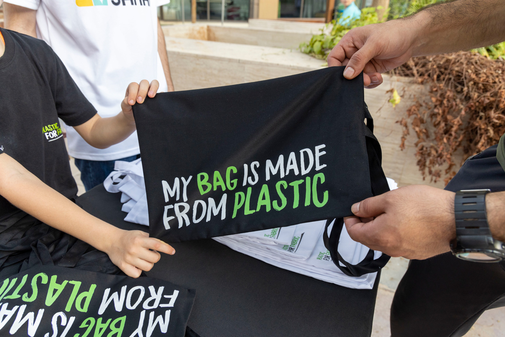 المدينة المستدامة في دبي تحوّل البلاستيك أحادي الاستخدام إلى أكياس تسوق مستدامة