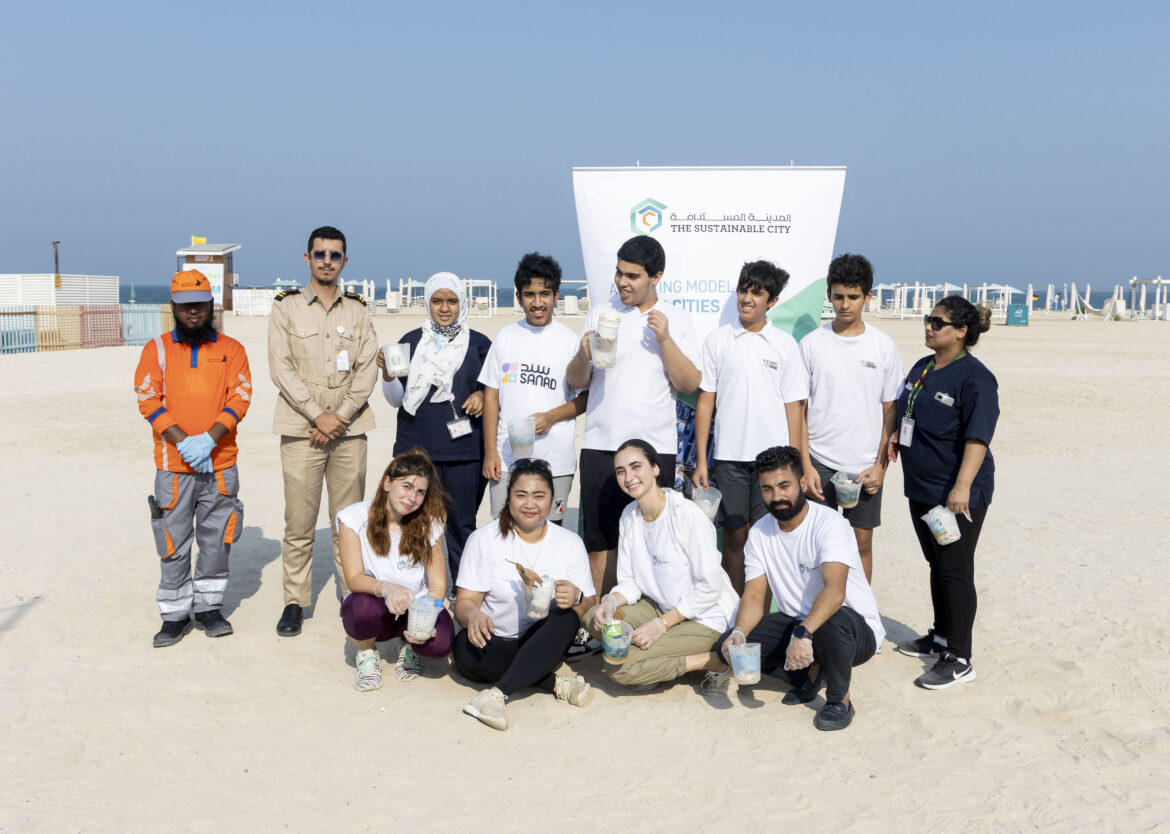 المدينة المستدامة تنظم مبادرة لتنظيف الشواطئ مع الأطفال من أصحاب الهمم من”قرية سند”