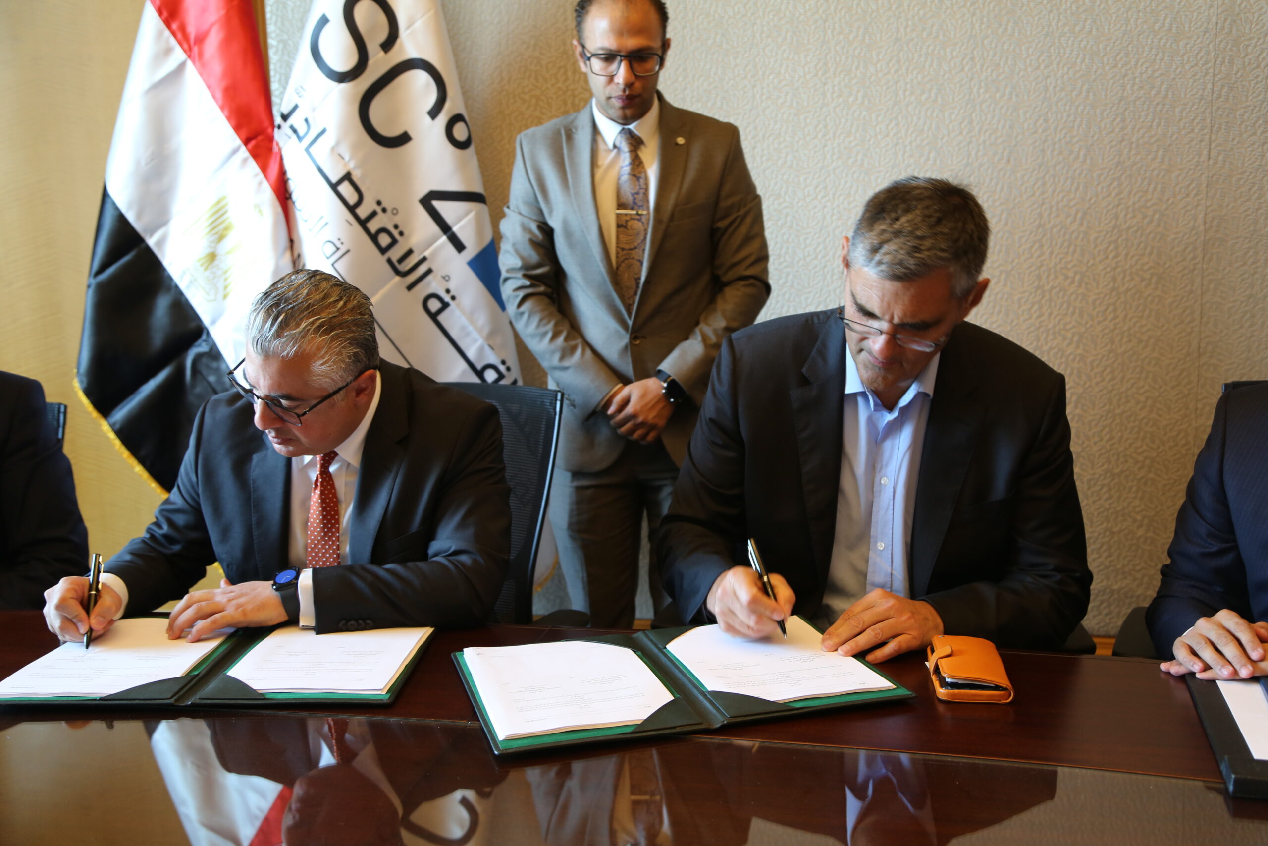 اقتصادية قناة السويس توقع عقدًا مع أجيليتي الكويتية