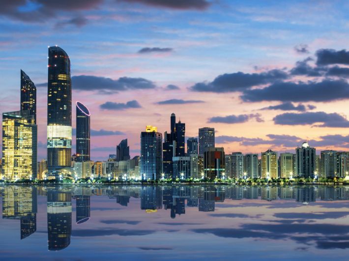 تجميد الزيادة الإيجارية في أبوظبي يعزز استقرار السوق العقاري ويرسخ الثقة بين المستأجرين والملاك